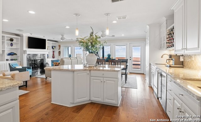 Listing photo id 6 for 4270 Ocean Drive 11