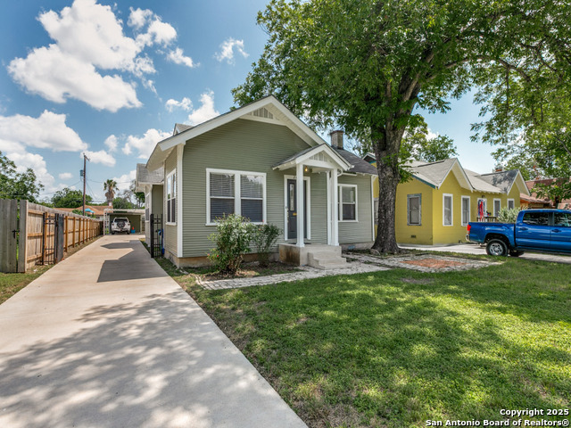 Listing photo id 0 for 2020 Mulberry W