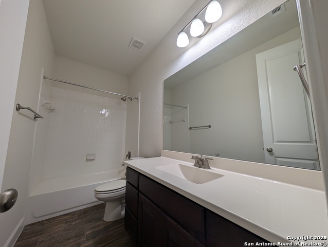 Listing photo id 11 for 1715 Buckner Pass