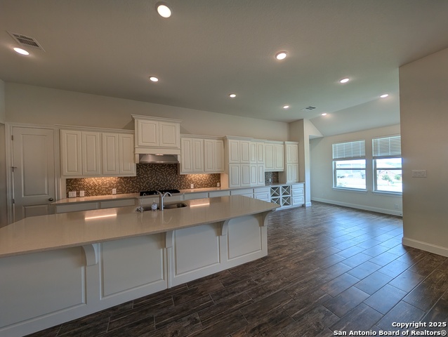 Listing photo id 14 for 1715 Buckner Pass
