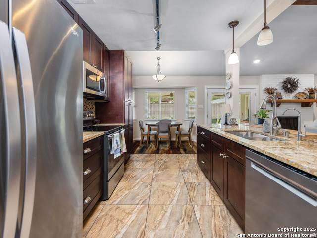 Image 5 of 19 For 11823 Broadwood