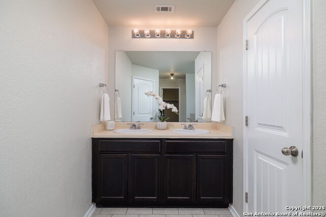 Image 18 of 25 For 8518 Hudson Hollow