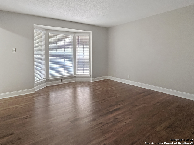 Listing photo id 2 for 331 Shin Oak
