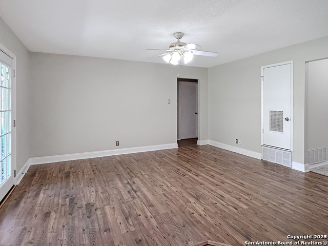 Listing photo id 7 for 331 Shin Oak