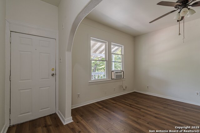 Image 4 of 19 For 2407 South New Braunfels Avenue  2