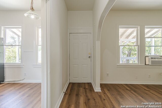 Image 5 of 19 For 2407 South New Braunfels Avenue  2