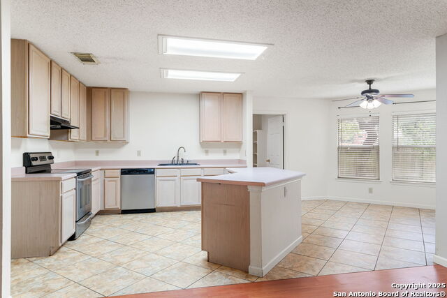 Image 7 of 31 For 17427 Sapphire Rim Drive