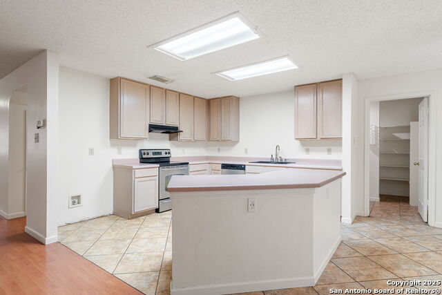 Image 8 of 31 For 17427 Sapphire Rim Drive