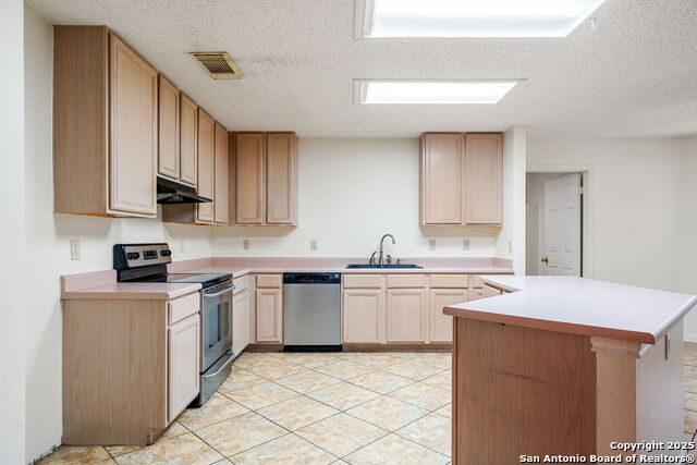 Image 9 of 31 For 17427 Sapphire Rim Drive