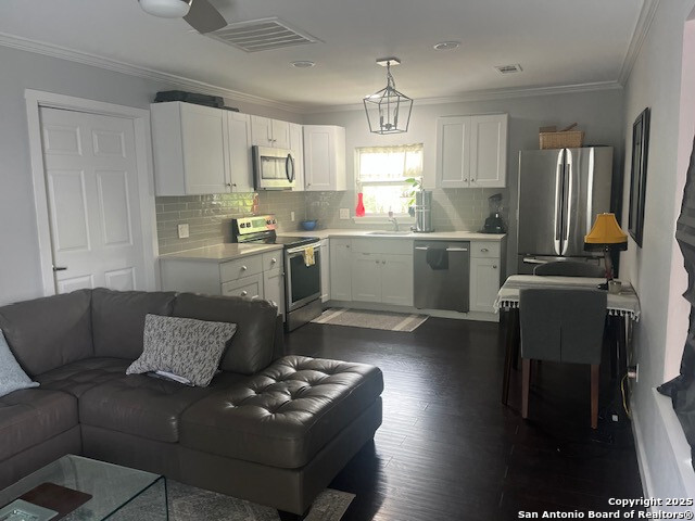Listing photo id 21 for 1809 10th W