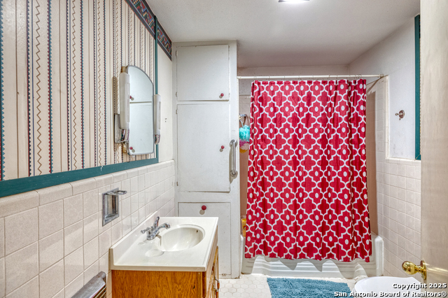 Listing photo id 12 for 758 High N 