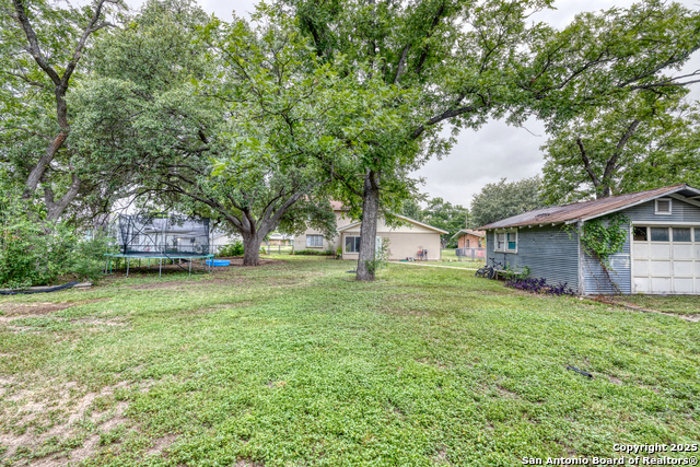 Listing photo id 13 for 758 High N 