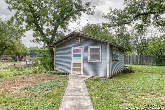 Listing photo id 14 for 758 High N 
