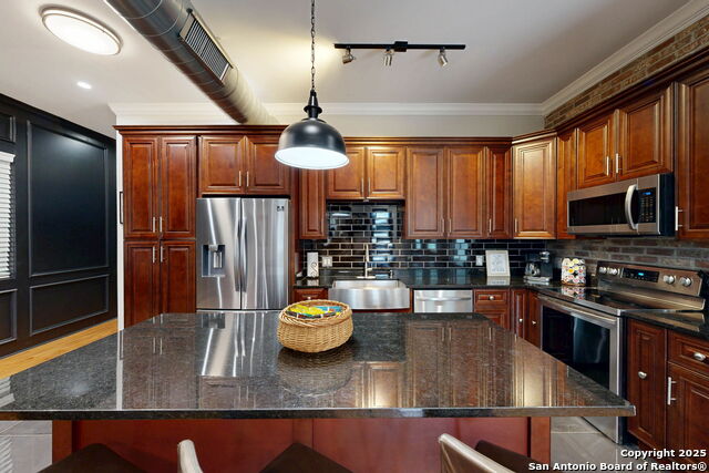 Listing photo id 14 for 609 Sturgeon Dr