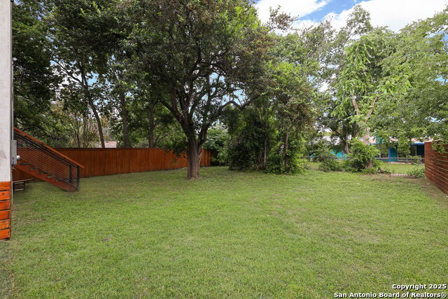 Listing photo id 39 for 609 Sturgeon Dr