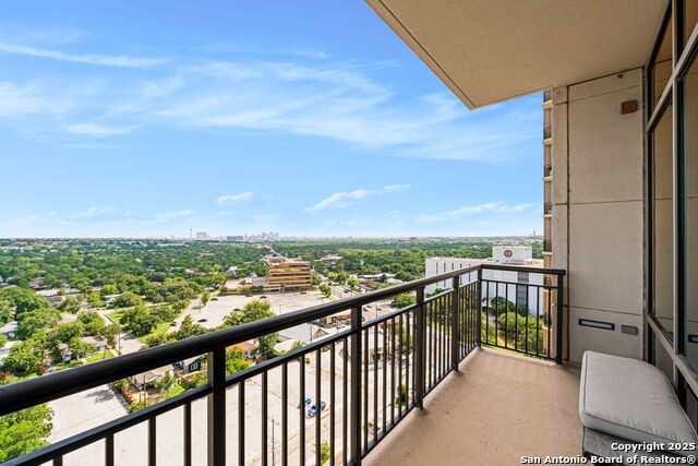 Listing photo id 8 for 4242 Broadway 1401