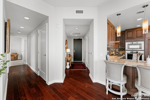 Listing photo id 10 for 4242 Broadway 1401