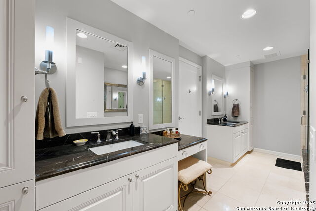 Listing photo id 19 for 4242 Broadway 1401