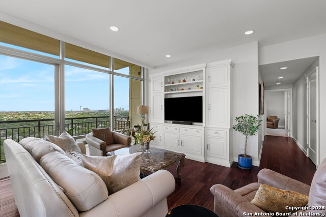 Listing photo id 3 for 4242 Broadway 1401