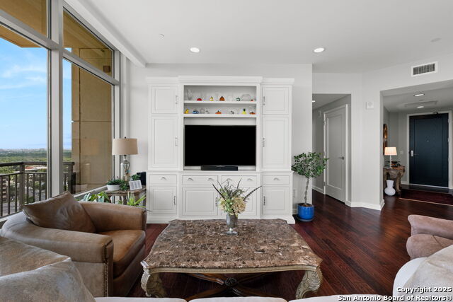 Listing photo id 4 for 4242 Broadway 1401