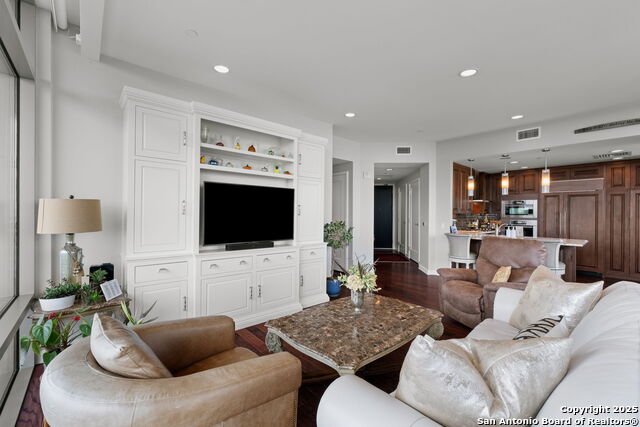 Listing photo id 5 for 4242 Broadway 1401