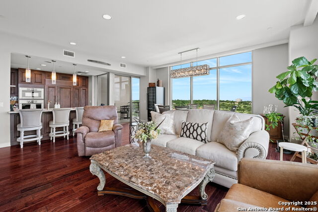 Listing photo id 6 for 4242 Broadway 1401