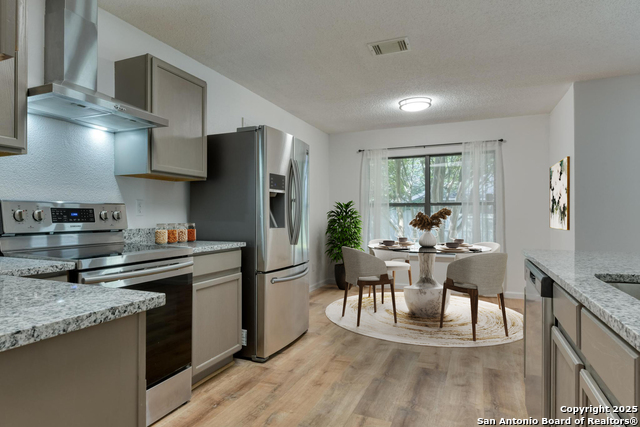 Listing photo id 2 for 13723 Wondering Oak