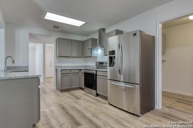 Listing photo id 3 for 13723 Wondering Oak