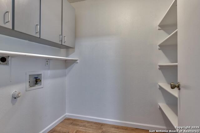 Listing photo id 4 for 13723 Wondering Oak