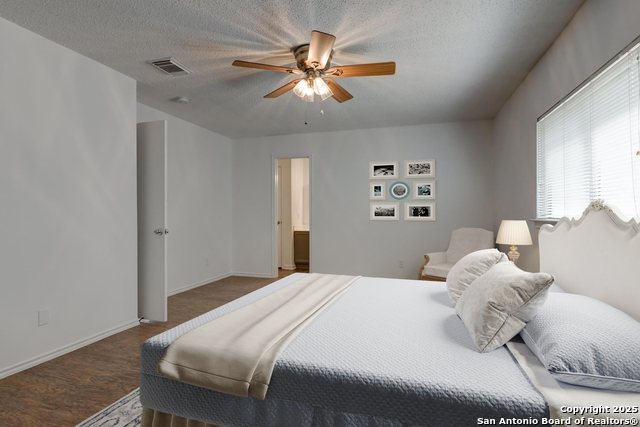 Listing photo id 5 for 13723 Wondering Oak