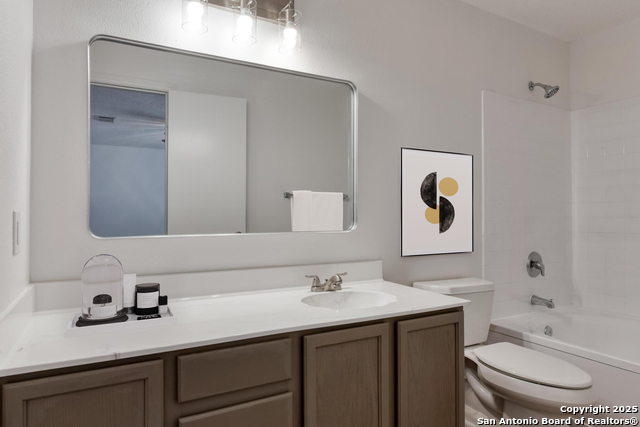 Listing photo id 6 for 13723 Wondering Oak