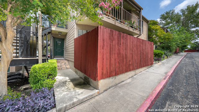 Listing photo id 18 for 7711 Callaghan Apt 714