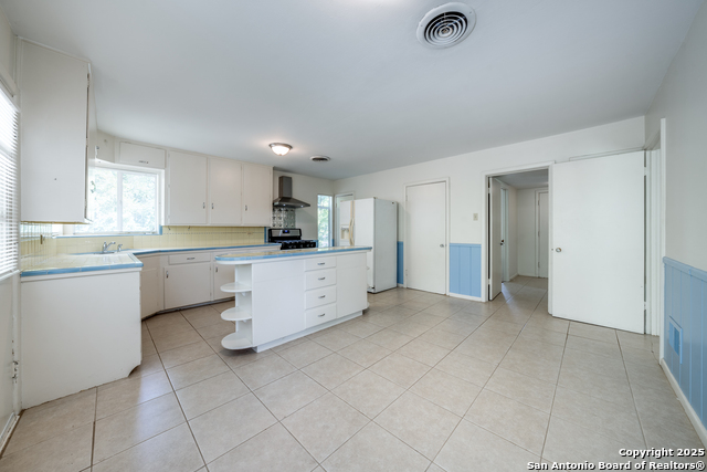 Image 6 of 25 For 203 Lindell  
