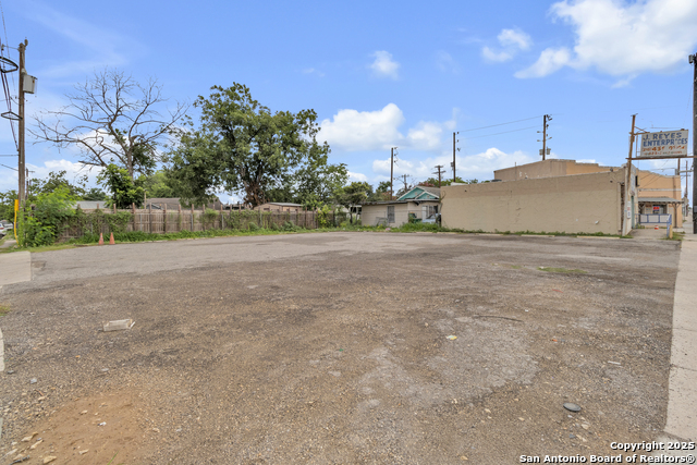 Listing photo id 9 for 425 Zarzamora N