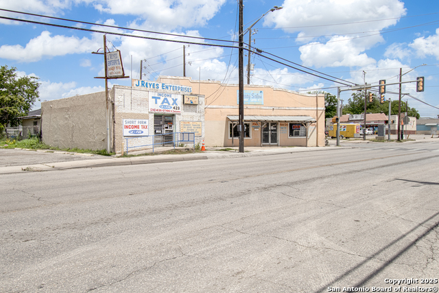 Listing photo id 0 for 425 Zarzamora N