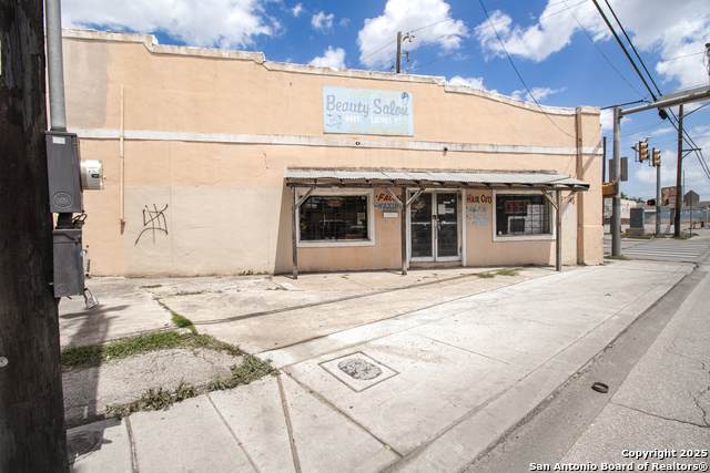 Listing photo id 1 for 425 Zarzamora N