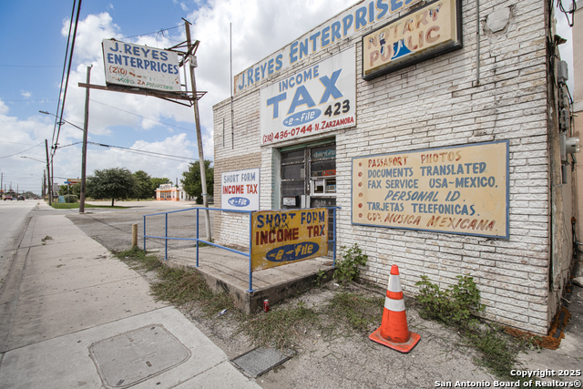 Listing photo id 2 for 425 Zarzamora N