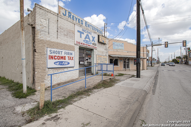 Listing photo id 3 for 425 Zarzamora N