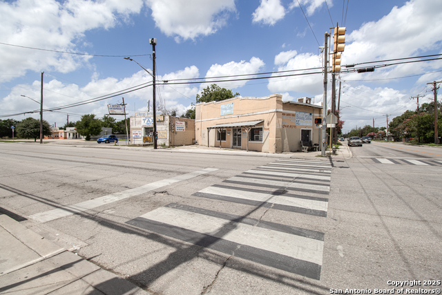Listing photo id 5 for 425 Zarzamora N