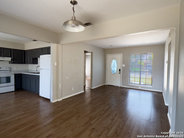 Image 3 of 14 For 4514 Longvale
