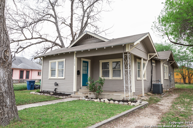 Listing photo id 0 for 1715 Santa Anna