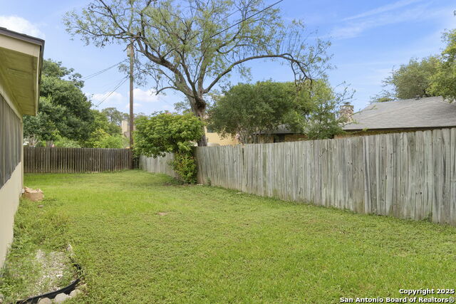 Listing photo id 20 for 8318 Heraldry St.