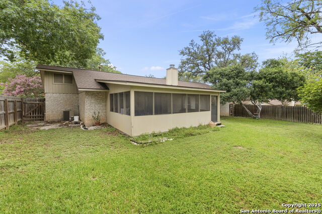Listing photo id 21 for 8318 Heraldry St.