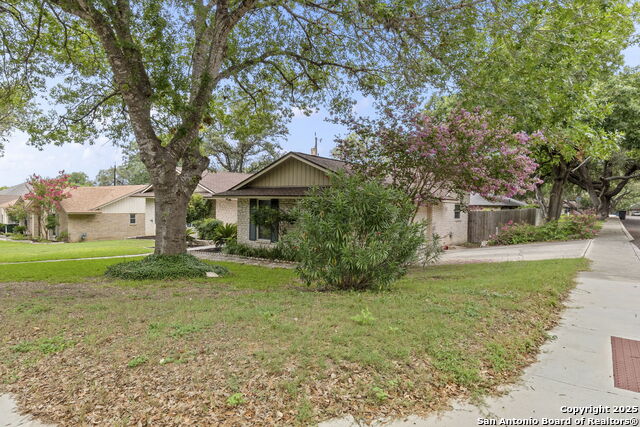 Listing photo id 2 for 8318 Heraldry St.