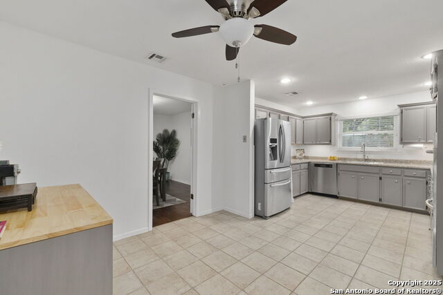 Listing photo id 4 for 8318 Heraldry St.