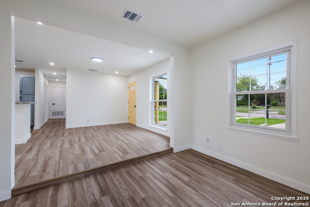 Listing photo id 4 for 317 Lindbergh W