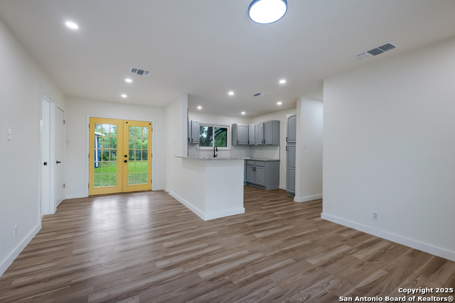 Listing photo id 5 for 317 Lindbergh W