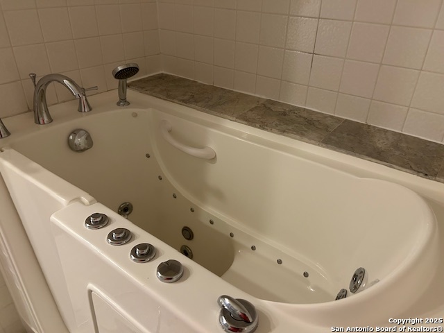 Image 18 of 29 For 10438 Goldstone Dr