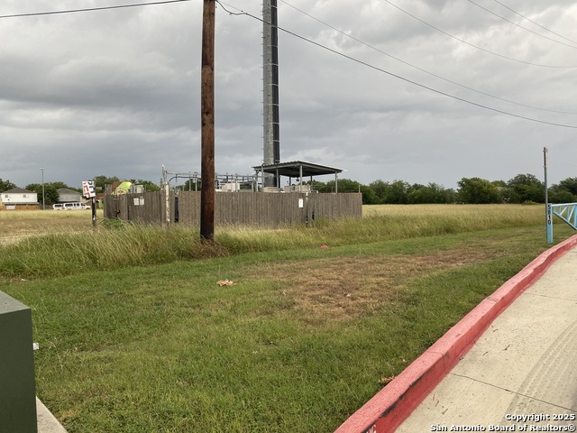 Listing photo id 2 for 5928 Village Park