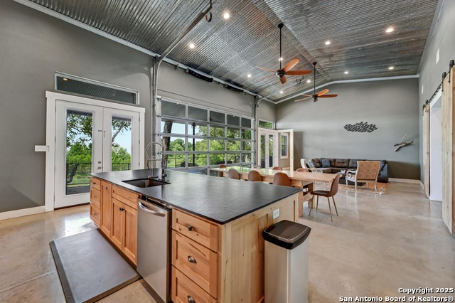 Listing photo id 10 for 464 County Road 471